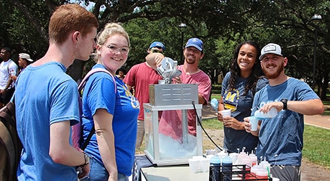 Students enjoy sno-cones during Howdy Rowdy Week