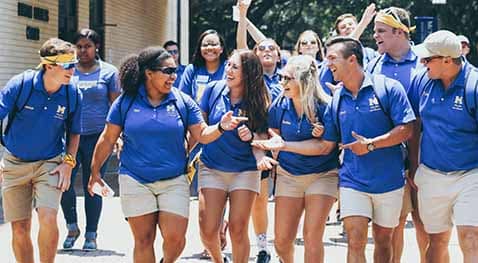 CUT.2.2018 Peerleaders..WEB Blue and Gold Peerleders lead the way for an exciting campus tour.