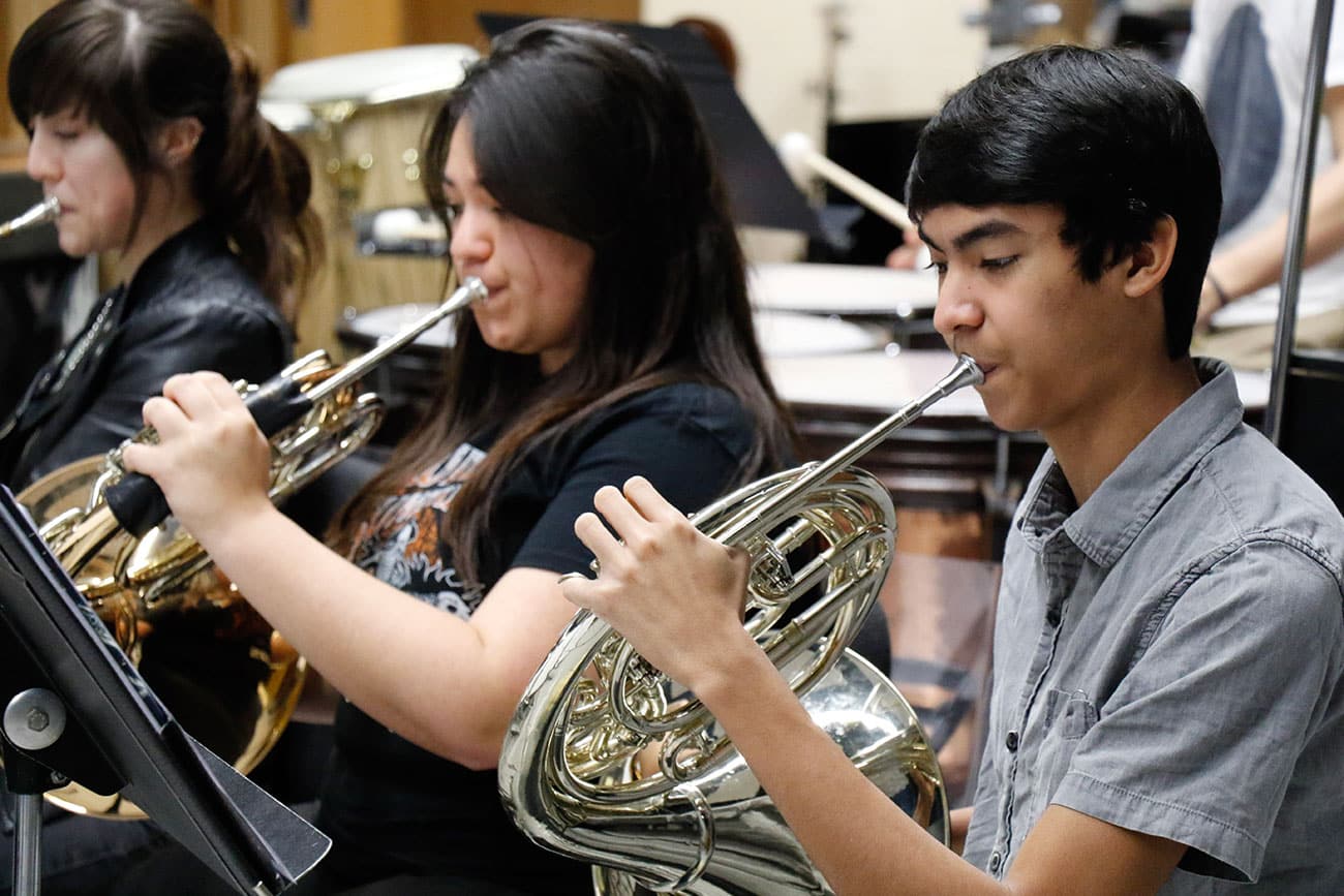 band1 Students playing French horns