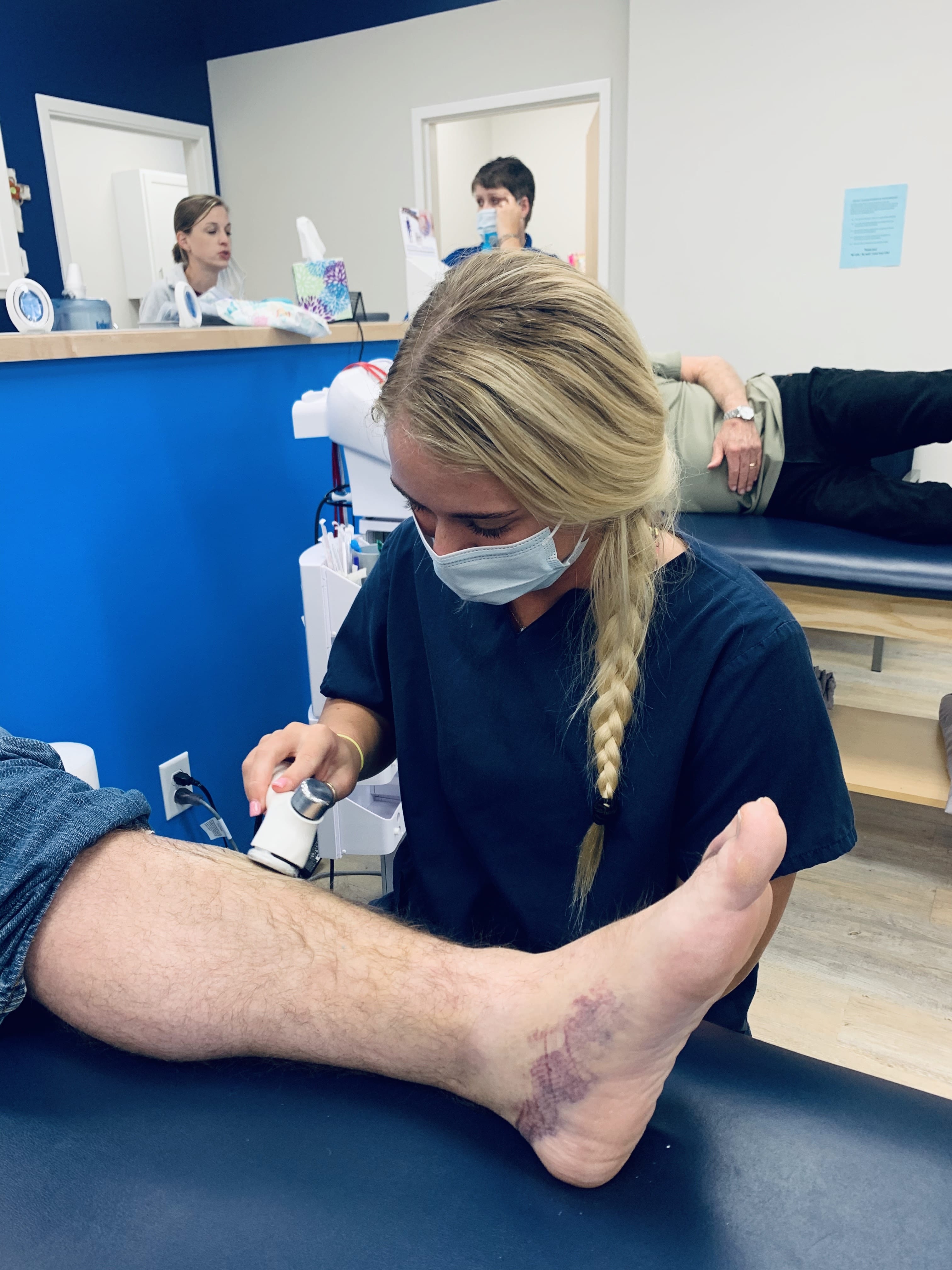 HHP student Aubrey Dillon performs an ultrasound on a patient's leg.